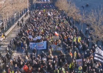 Franța a fost acaparată de proteste. Milioane de oameni se opun majorării vârstei de pensionare | VIDEO
