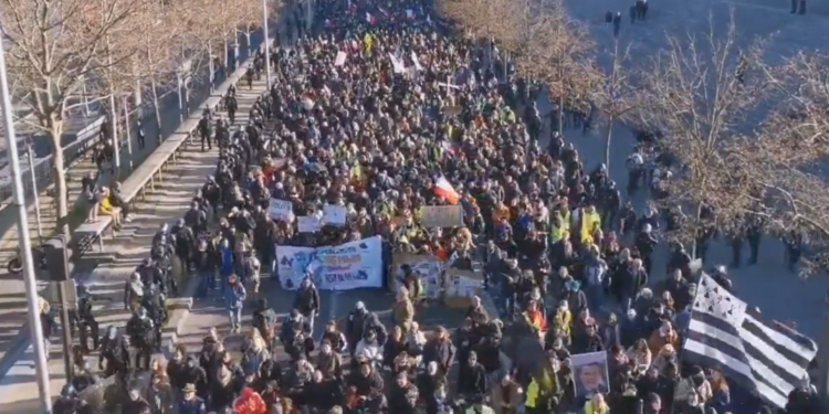 Franța a fost acaparată de proteste. Milioane de oameni se opun majorării vârstei de pensionare | VIDEO