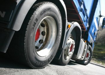 Atenție, călători: Un autocamion defectat a blocat circulația troleibuzelor pe strada Mihai Viteazul. Cum sunt redirecționate rutele