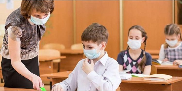 Gripele și virozele sezoniere dau mari bătăi de cap. Peste 10 000 de copii, infectați săptămâna trecută