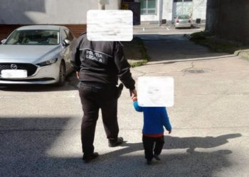 Un copil de 2 ani din Moldova, desculţ şi îmbrăcat subţire, găsit rătăcind pe o stradă din România