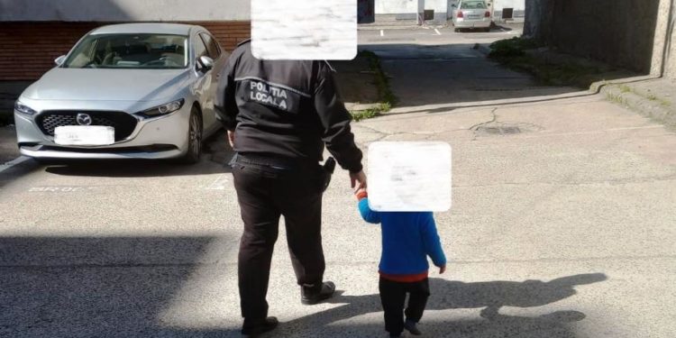 Un copil de 2 ani din Moldova, desculţ şi îmbrăcat subţire, găsit rătăcind pe o stradă din România