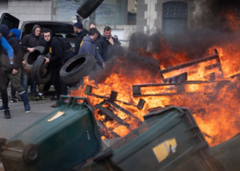„Mii de oameni au venit pur şi simplu pentru a face război”, spune Macron despre confruntările dintre protestatari și polițiști