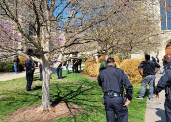 Cel puțin 6 persoane, între care 3 copii, au fost ucise cu focuri de armă într-o școală din Nashville, statul Tennessee