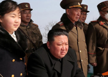 Дочь Ким Чен Ына заметили в куртке Dior за 216 тысяч рублей