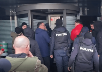 „În jur de  1.000 de oameni stau fără apă. Vrem explicații”. Locuitorii din Durlești au protestat în fața „Apă-Canal Chișinău”, nemulțumiți că au fost debranșați de la rețea. Ce răspuns au primit de la administrația instituției | VIDEO