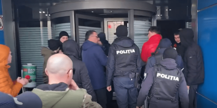 „În jur de  1.000 de oameni stau fără apă. Vrem explicații”. Locuitorii din Durlești au protestat în fața „Apă-Canal Chișinău”, nemulțumiți că au fost debranșați de la rețea. Ce răspuns au primit de la administrația instituției | VIDEO