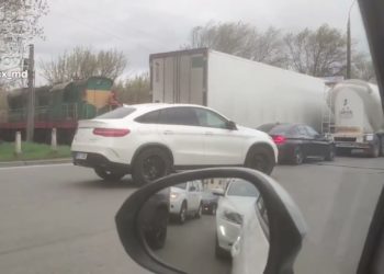 „Trenul mai poate aștepta în Chișinău.” Mai mulți șoferi, surprinși cum trec peste calea ferată, la roșu