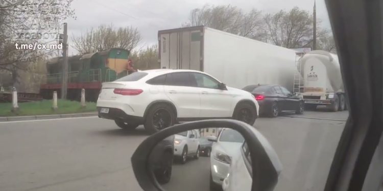 „Trenul mai poate aștepta în Chișinău.” Mai mulți șoferi, surprinși cum trec peste calea ferată, la roșu