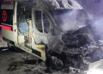 Două ambulanţe care urmau să fie donate Ucrainei au fost incendiate în Polonia