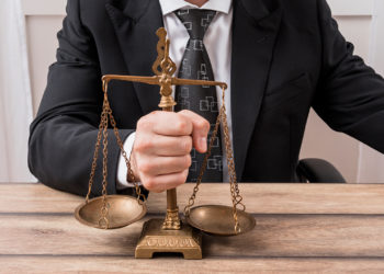 Un avocat a fost reținut de CNA: Ar fi primit 9200 de euro pentru a influența decizia într-un dosar de escrocherie și fals în acte publice | VIDEO