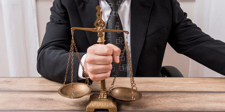 Un avocat a fost reținut de CNA: Ar fi primit 9200 de euro pentru a influența decizia într-un dosar de escrocherie și fals în acte publice | VIDEO