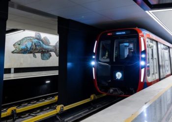 Momentul în care un adolescent de 15 ani este împins în fața trenului