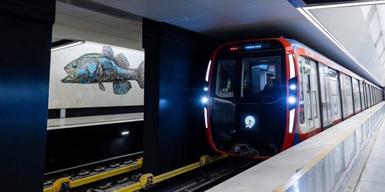 Momentul în care un adolescent de 15 ani este împins în fața trenului