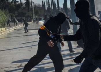 Proteste violente la Atena. Manifestanții au aruncat cu cocktail-uri Molotov, poliția a tras cu gaze lacrimogenea