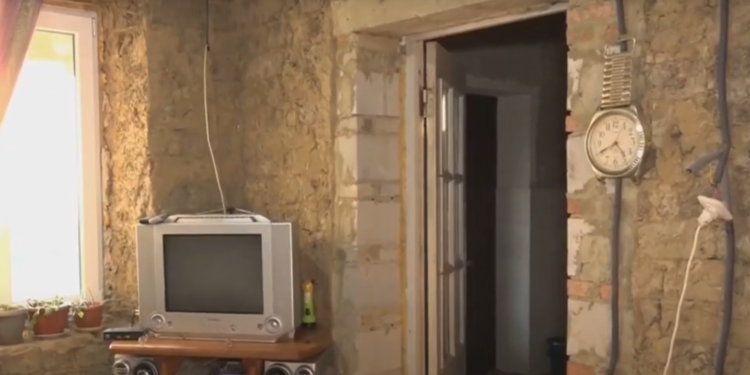 Casa le-a fost mistuită de incendiu, copilul – lovit de o mașină, iar mama a rămas fără loc de muncă. Povestea tragică unei familii din raionul Ungheni | VIDEO