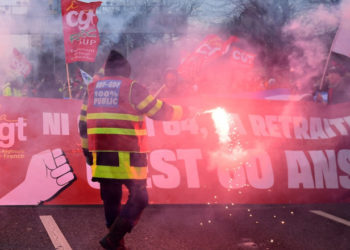 A doua seară de proteste violente în Franța. Oamenii aruncă cu sticle și pietre, poliția ripostează cu gaze lacrimogene