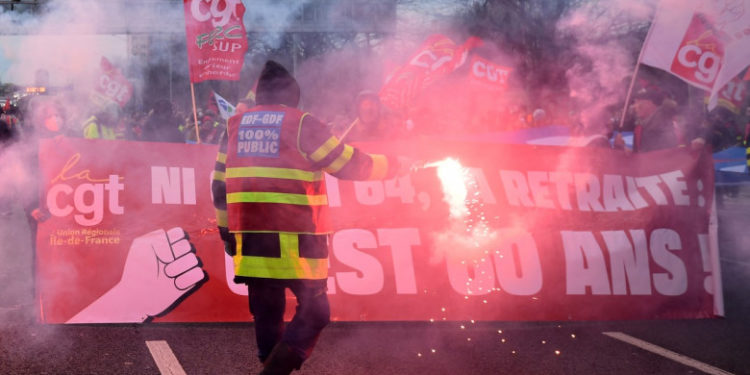 A doua seară de proteste violente în Franța. Oamenii aruncă cu sticle și pietre, poliția ripostează cu gaze lacrimogene
