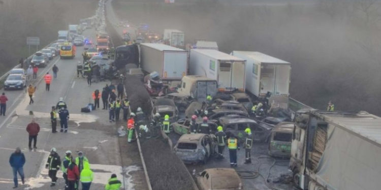 Accident în lanț pe o autostradă din Ungaria: 5 camioane și 37 de autovehicule s-au ciocnit și un incendiu uriaș a izbucnit după impact