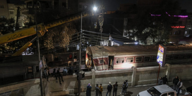 Doi morţi şi 16 răniţi, după ce un tren a deraiat în Egipt
