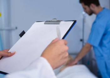 O boală pe care mulți o confundă cu răceala se răspândește în România. Medicii avertizează că lângă un bolnav pot fi alți 10 infectați