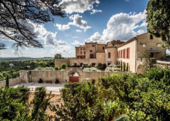 Un castel vechi de peste 1000 de ani a fost scos la vânzare în Franța, iar în zonă locuiesc Brad Pitt, George Clooney și George Lucas