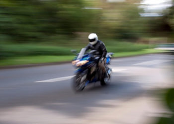 Un motociclist ceh care transporta o fetiță de 10 ani a trecut pe roșu și a încercat să fugă de poliție pe pista unui aerodrom