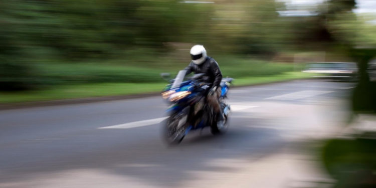 Un motociclist ceh care transporta o fetiță de 10 ani a trecut pe roșu și a încercat să fugă de poliție pe pista unui aerodrom