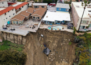 Imagini incredibile cu o piscină care „atârnă” la marginea unei stânci după o alunecare de teren, în California