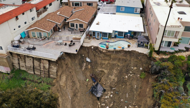 Imagini incredibile cu o piscină care „atârnă” la marginea unei stânci după o alunecare de teren, în California