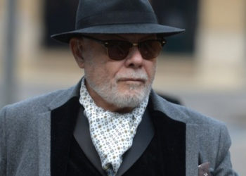 Un fost star pop, condamnat pentru pedofilie și eliberat condiționat, a fost trimis înapoi în închisoare după doar o lună în libertate