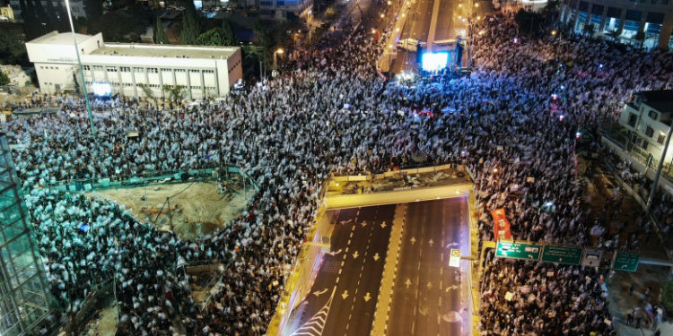 Proteste cu sute de mii de manifestanți în tot Israelul, împotriva slăbirii sistemului de justiţie