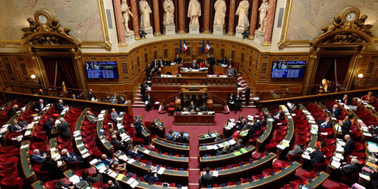 Senatul Franţei a adoptat contestata reformă a pensiilor, care a scos milioane de francezi în stradă