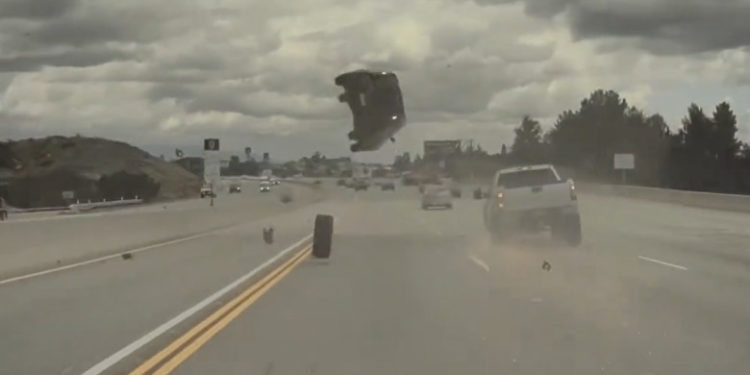 Accident uluitor pe o șosea din SUA: Mașină aruncată în aer de roata desprinsă a unei camionete