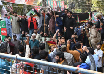 Fostul premier pakistanez Imran Khan s-a baricadat în casă ca să nu fie arestat. Sute de susținători s-au adunat să îl apere