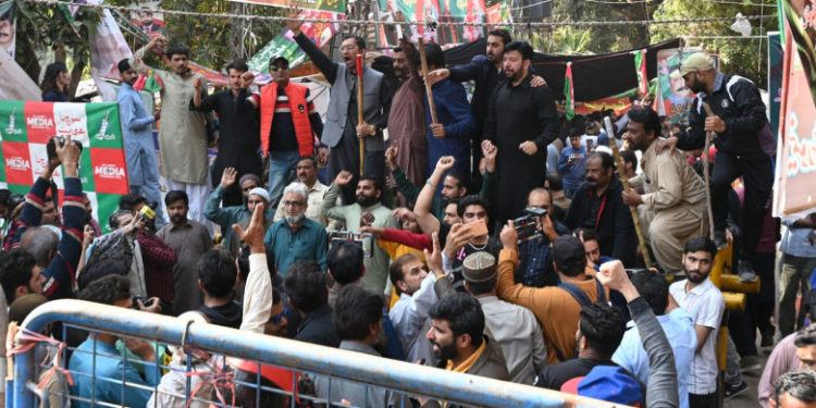 Fostul premier pakistanez Imran Khan s-a baricadat în casă ca să nu fie arestat. Sute de susținători s-au adunat să îl apere