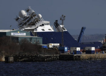 O navă uriașă, de 3.000 de tone, s-a răsturnat în portul din Edinburgh