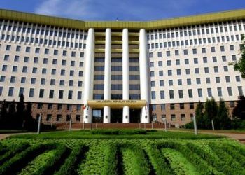 În pofida protestelor opoziției, majoritatea PAS a votat în lectură finală legea privind introducerea sintagmei limba română în toate legile  Republicii Moldova | VIDEO