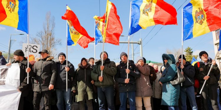 Altercații între protestatari și poliție și autocare blocate pe traseu. Cum s-a desfășurat protestul organizat duminică de Mișcarea Pentru Popor | VIDEO