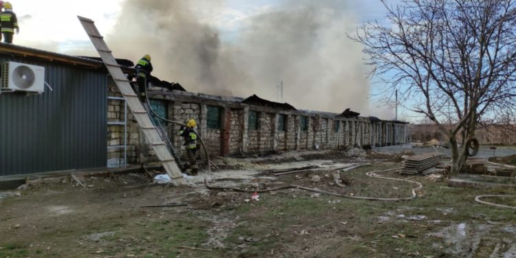 Un depozit a fost cuprins de flăcări la Cahul. 28 de tone de ceară pentru confecționarea lumânărilor, distruse