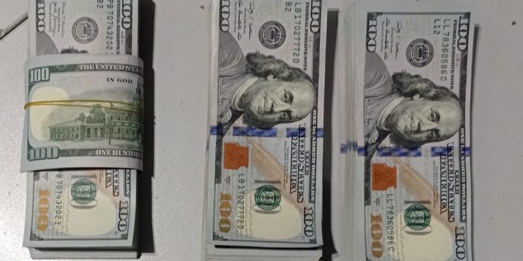 Peste 100.000 de dolari nedeclarați, depistați de vameși în bagajele a doi ucraineni ce reveneau la Chișinău din Tel-Aviv | VIDEO