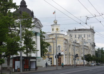 Мэрии Кишинева грозит уголовное дело. Парковку на тротуарах в историческом центре обустраивают без документов