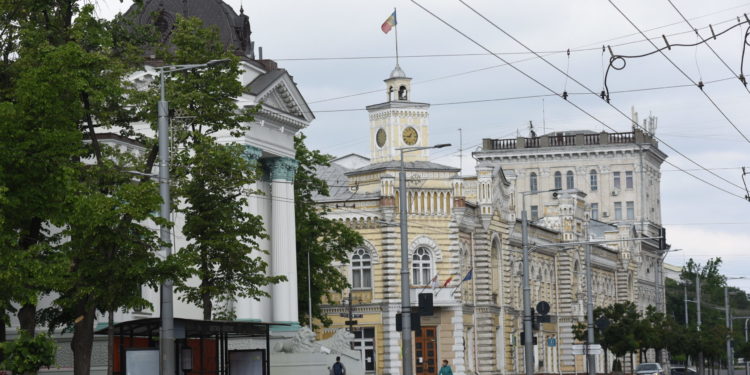 Мэрии Кишинева грозит уголовное дело. Парковку на тротуарах в историческом центре обустраивают без документов