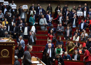 Opoziția din Franța amenință să răstoarne guvernul. Două moțiuni de cenzură au fost depuse în Adunarea Națională