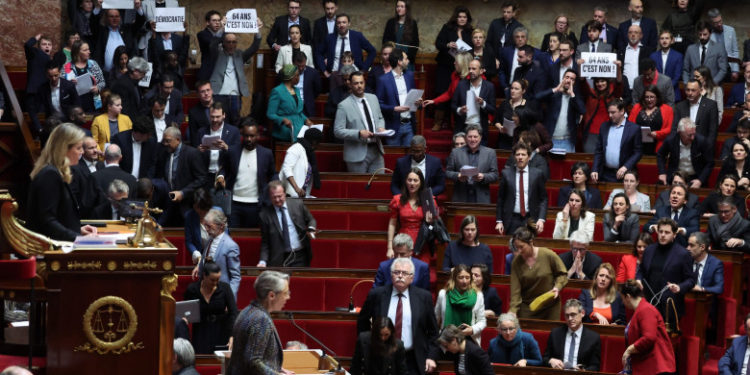 Opoziția din Franța amenință să răstoarne guvernul. Două moțiuni de cenzură au fost depuse în Adunarea Națională