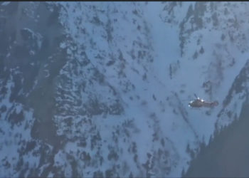 O fată a căzut 100 de metri într-o prăpastie din Munții Bucegi. Un elicopter a fost adus pentru a o salva