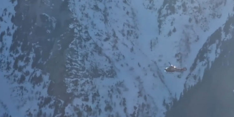 O fată a căzut 100 de metri într-o prăpastie din Munții Bucegi. Un elicopter a fost adus pentru a o salva