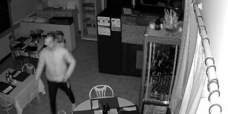 Restaurant prădat de același hoț, de 9 ori în șase luni. „Mai bine îi las cheile”