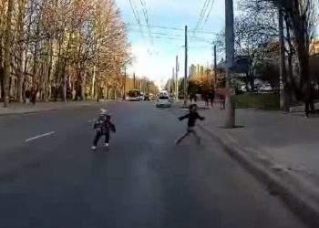 La un pas de tragedie: Momentul în care copii au fost la un pas de a fi loviți de o mașină, în capitală | VIDEO