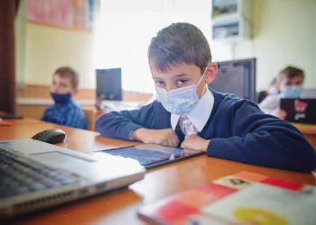 Gripa și virozele bat în retragere, COVID-19 se extinde. Care este situația epidemiologică în școli și grădinițe | VIDEO